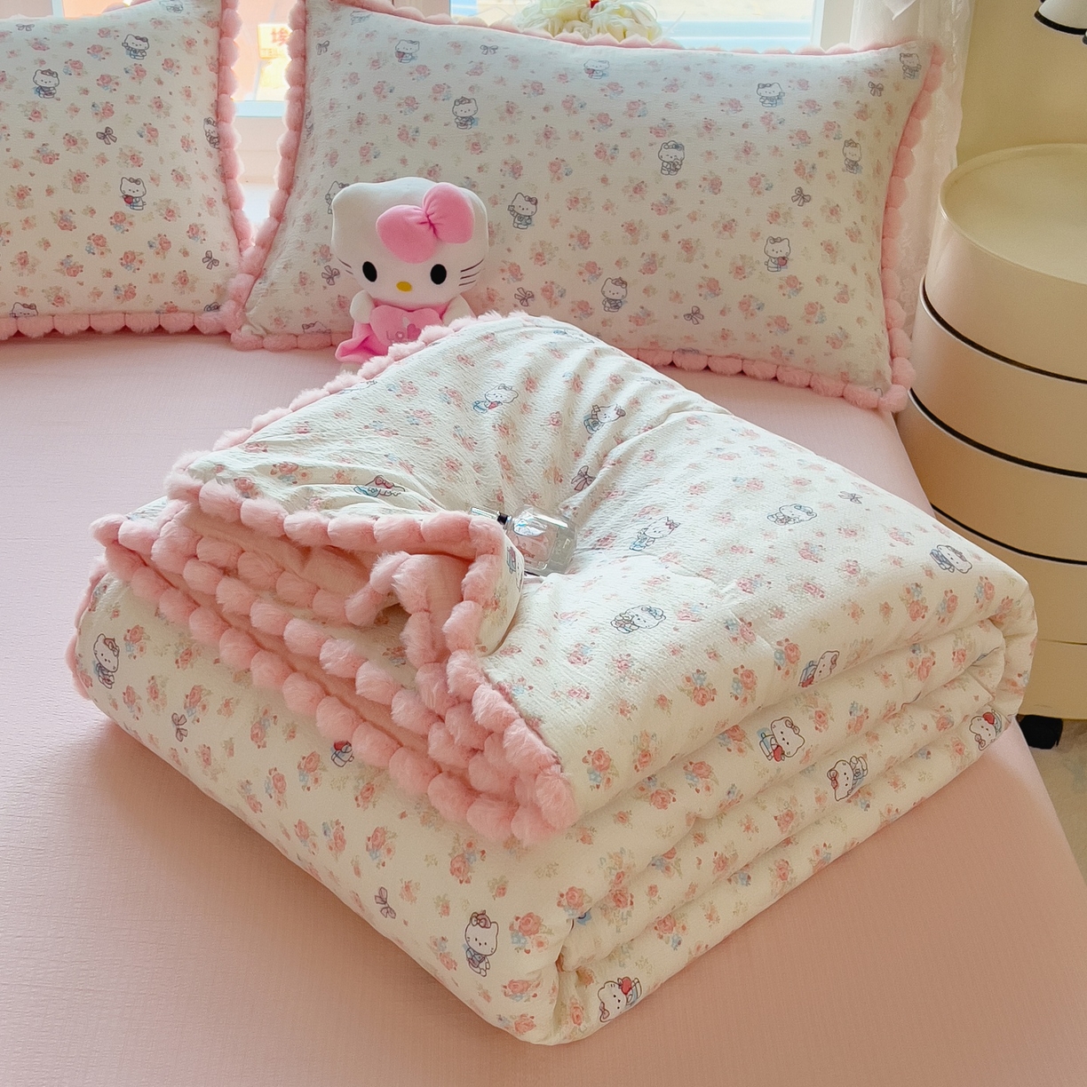 91家纺网 家纺一手货源 找家纺 梵克保罗 2026春夏新款10A抗菌毛球花边皱皱纱夏被单夏被空调被夏被四件套 萌兔花园