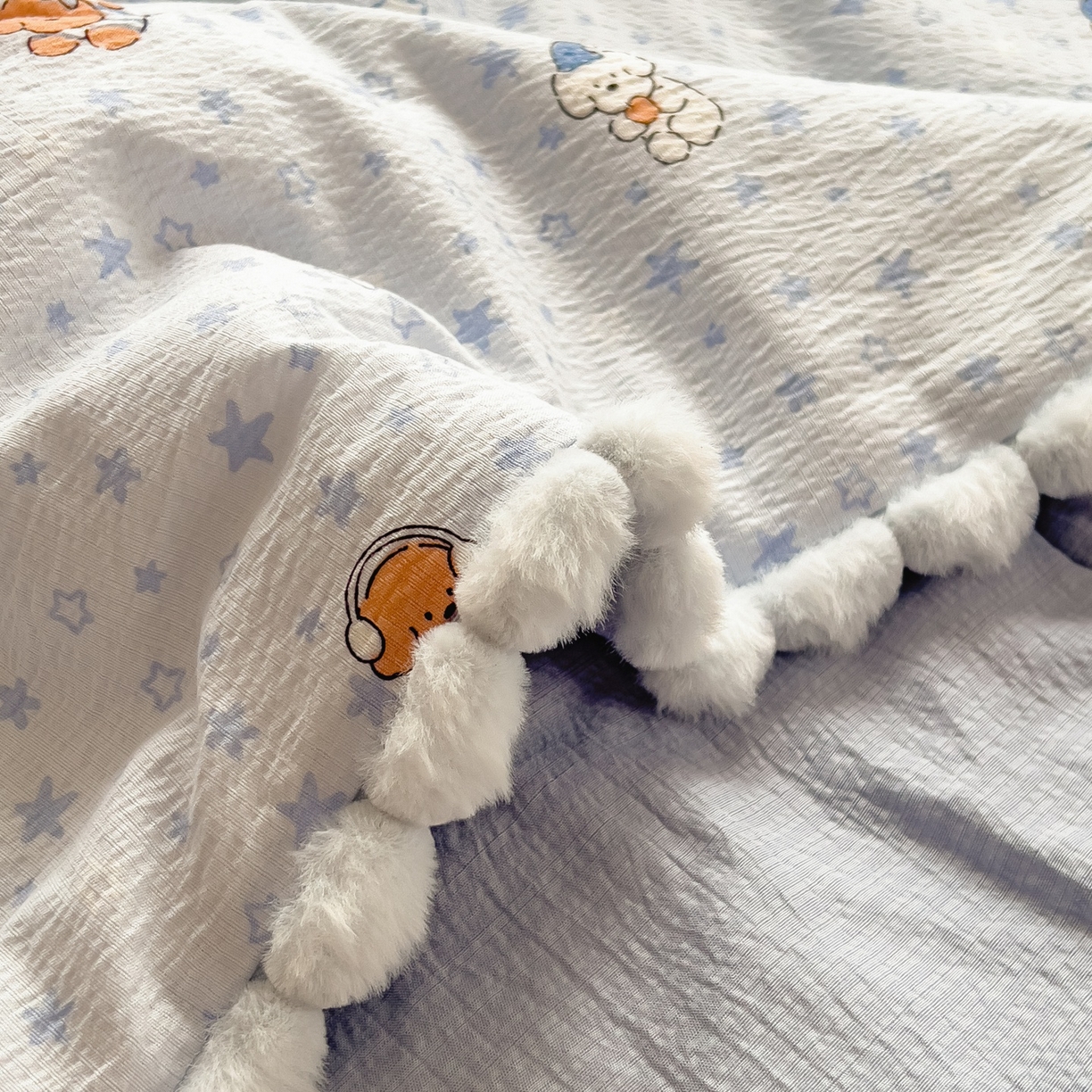 91家纺网 家纺一手货源 找家纺 梵克保罗 2026春夏新款10A抗菌毛球花边皱皱纱夏被单夏被空调被夏被四件套 蓝星狗