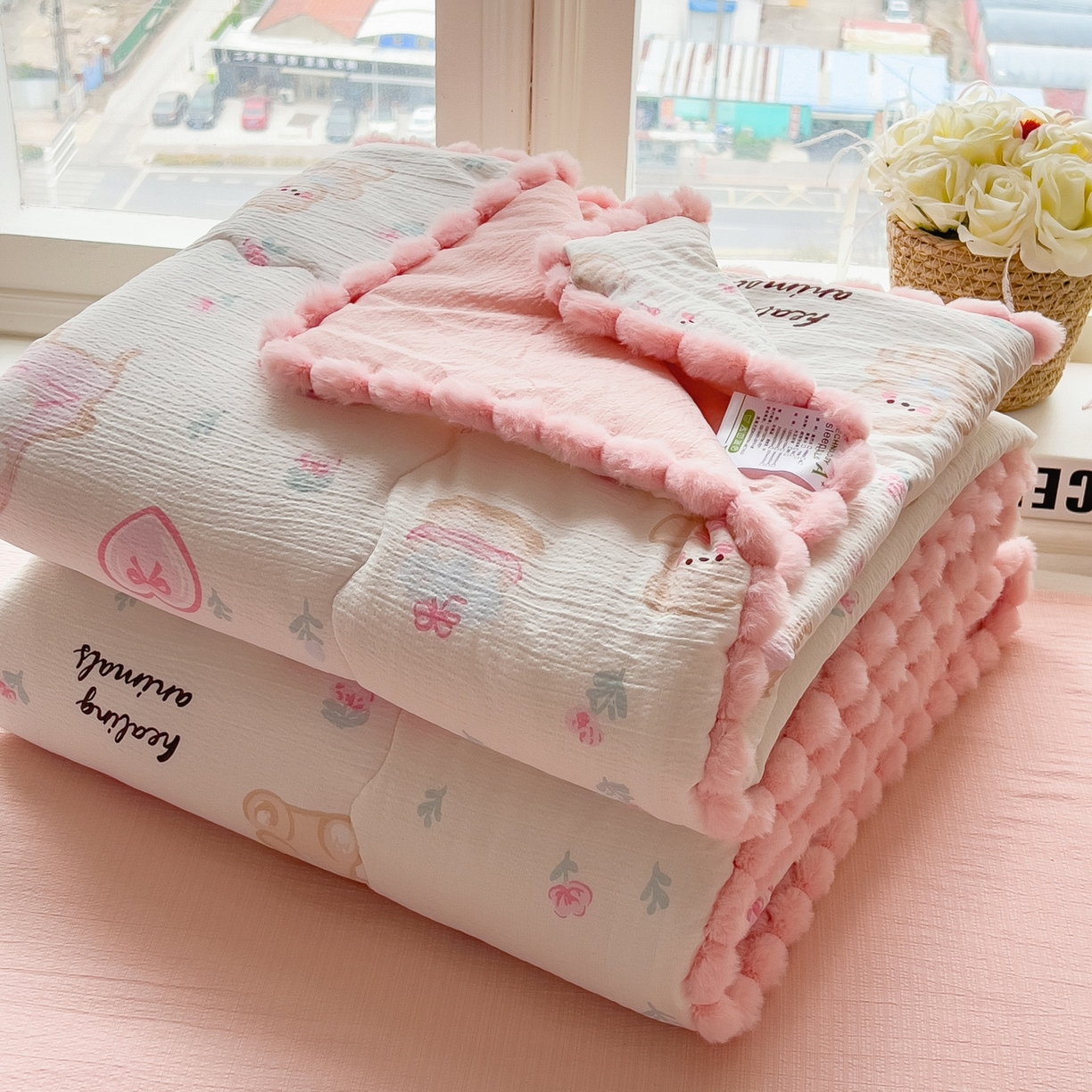 91家纺网 家纺一手货源 找家纺 梵克保罗 2026春夏新款10A抗菌毛球花边皱皱纱夏被单夏被空调被夏被四件套 花乡小熊