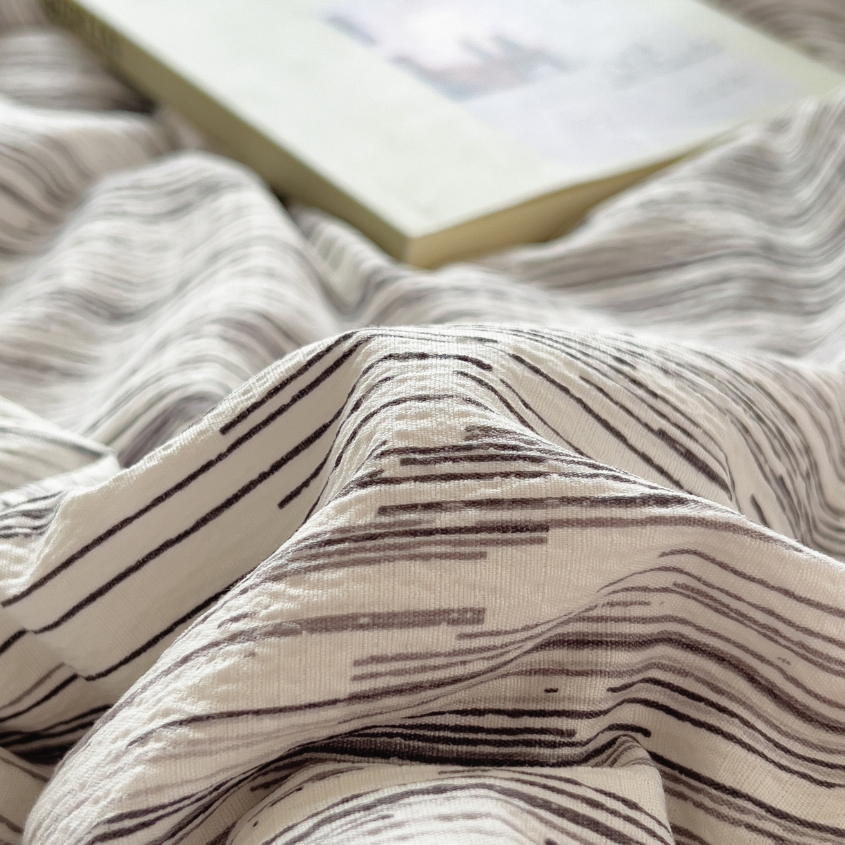 91家纺网 家纺一手货源 找家纺 梵克保罗 2026春夏新款10A抗菌毛球花边皱皱纱夏被单夏被空调被夏被四件套 素锦纹