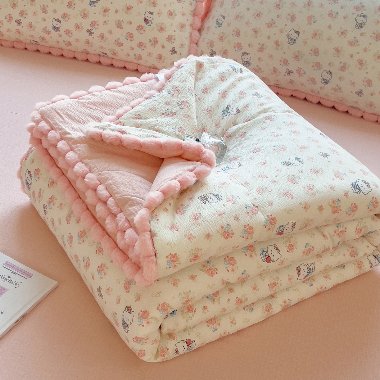 91家纺网 家纺一手货源 找家纺 梵克保罗 2026春夏新款10A抗菌毛球花边皱皱纱夏被单夏被空调被夏被四件套 萌兔花园