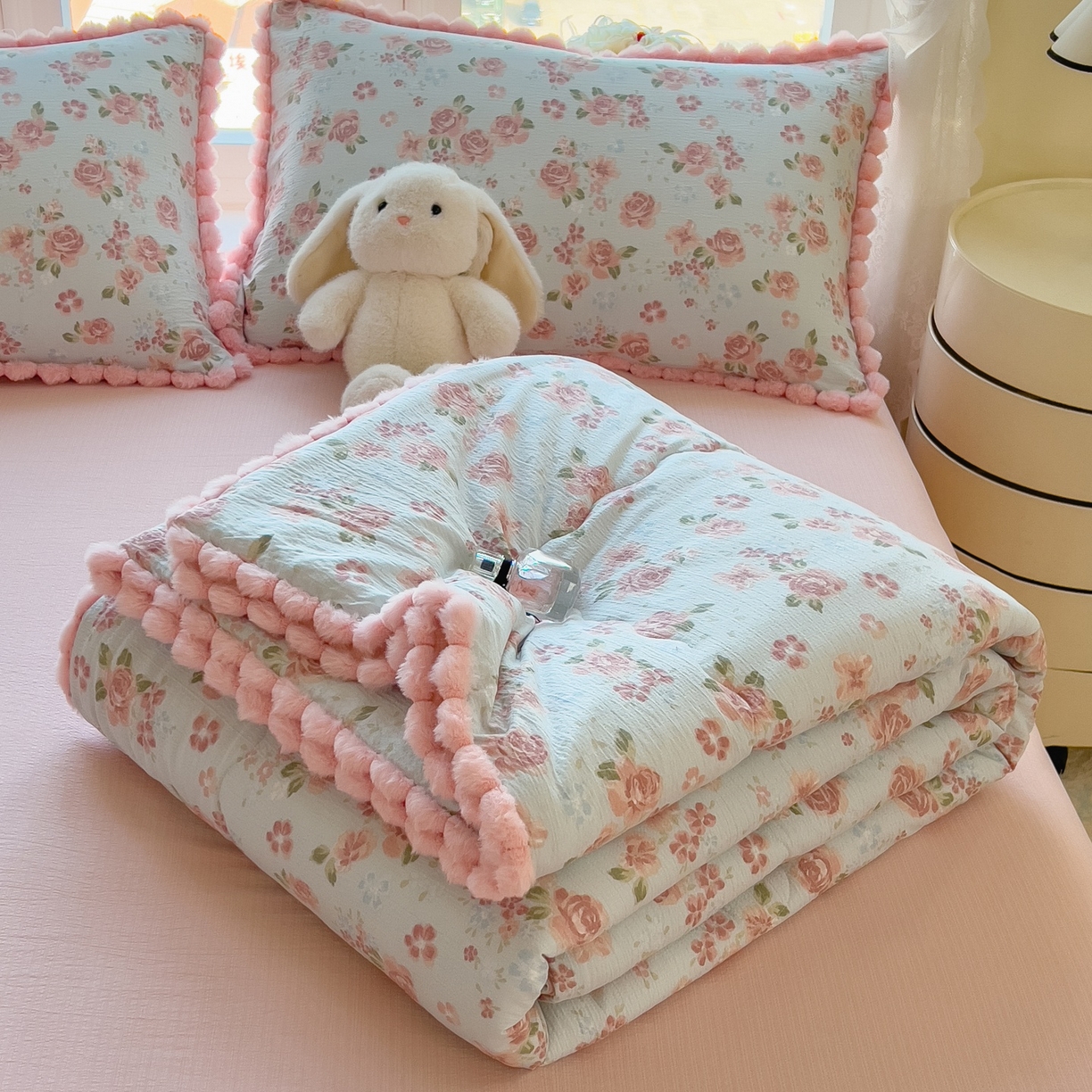 91家纺网 家纺一手货源 找家纺 梵克保罗 2026春夏新款10A抗菌毛球花边皱皱纱夏被单夏被空调被夏被四件套 沐春