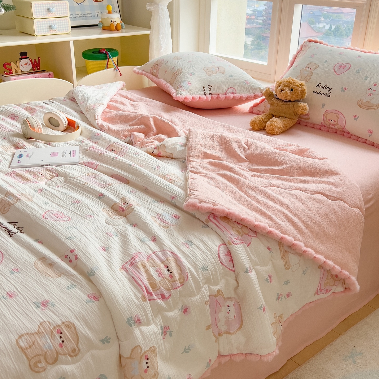 91家纺网 家纺一手货源 找家纺 梵克保罗 2026春夏新款10A抗菌毛球花边皱皱纱夏被单夏被空调被夏被四件套 花乡小熊