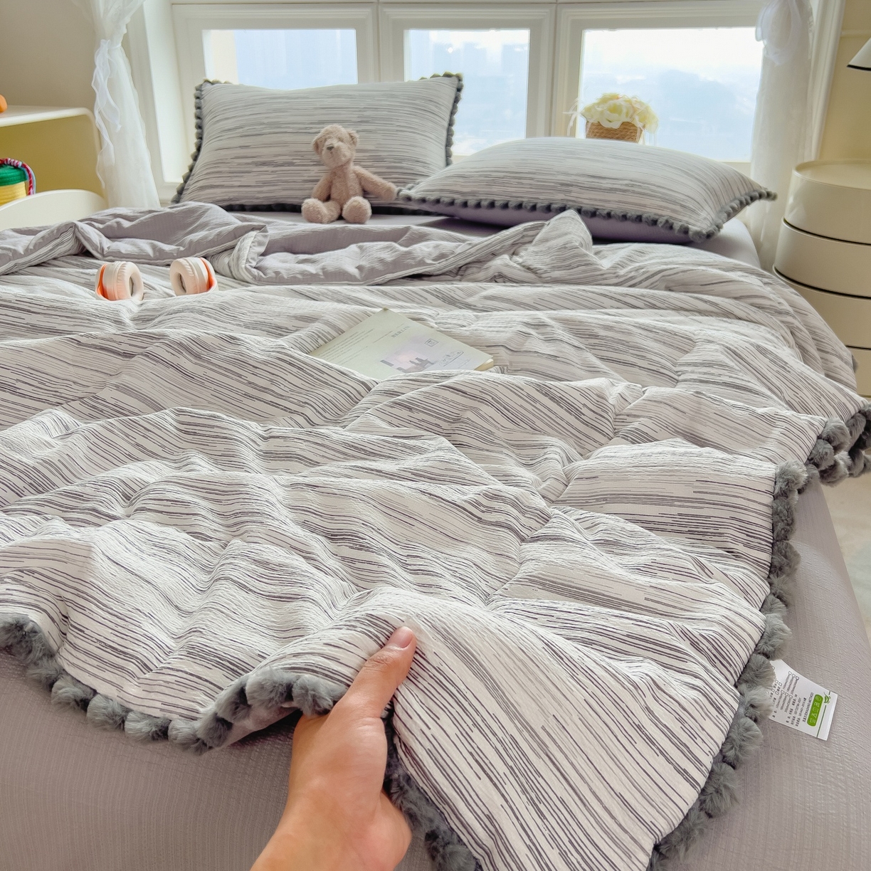 91家纺网 家纺一手货源 找家纺 梵克保罗 2026春夏新款10A抗菌毛球花边皱皱纱夏被单夏被空调被夏被四件套 素锦纹