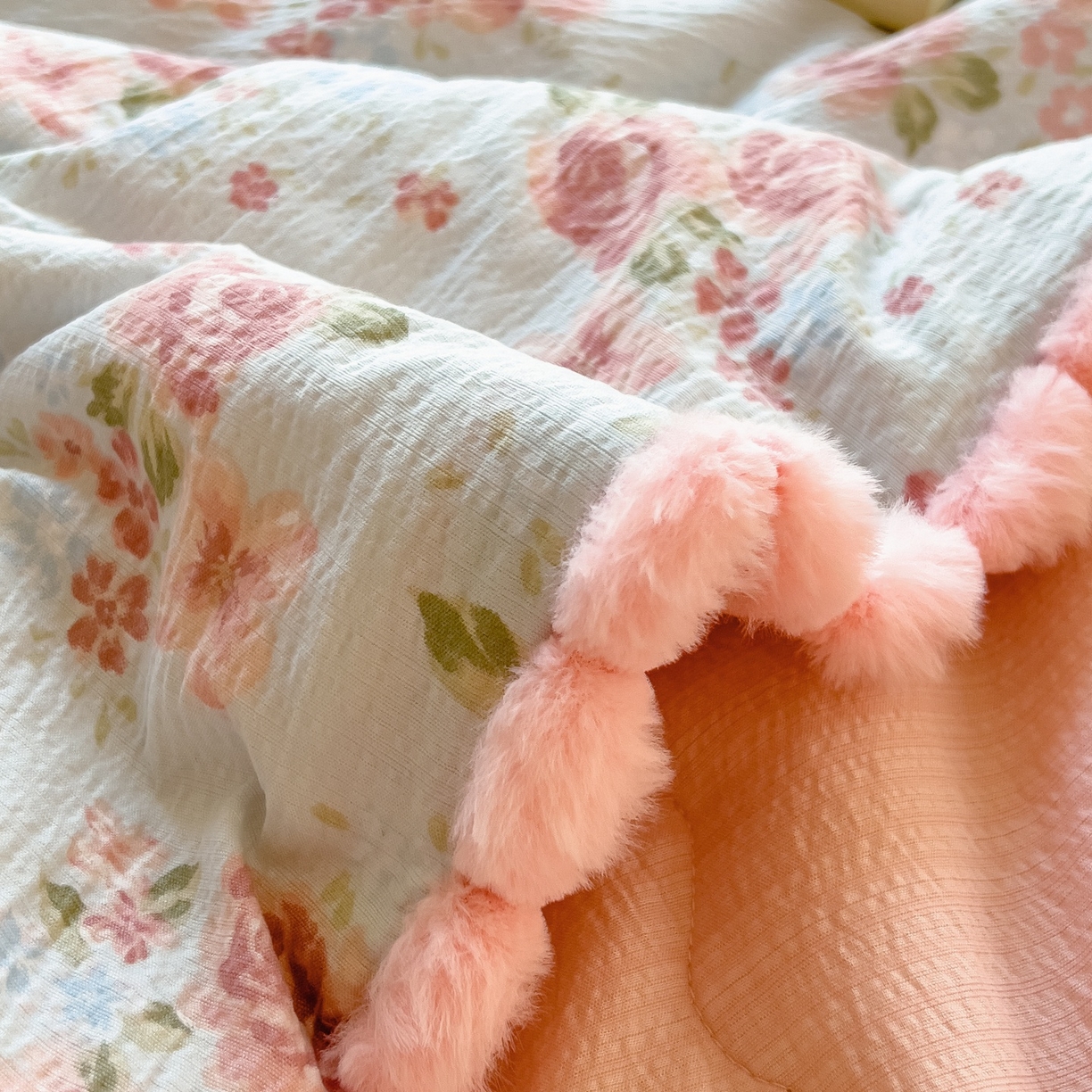 91家纺网 家纺一手货源 找家纺 梵克保罗 2026春夏新款10A抗菌毛球花边皱皱纱夏被单夏被空调被夏被四件套 沐春