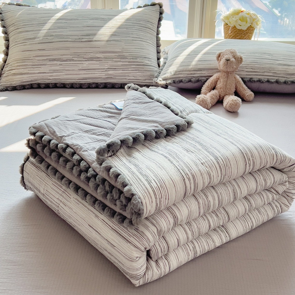 91家纺网 家纺一手货源 找家纺 梵克保罗 2026春夏新款10A抗菌毛球花边皱皱纱夏被单夏被空调被夏被四件套 素锦纹