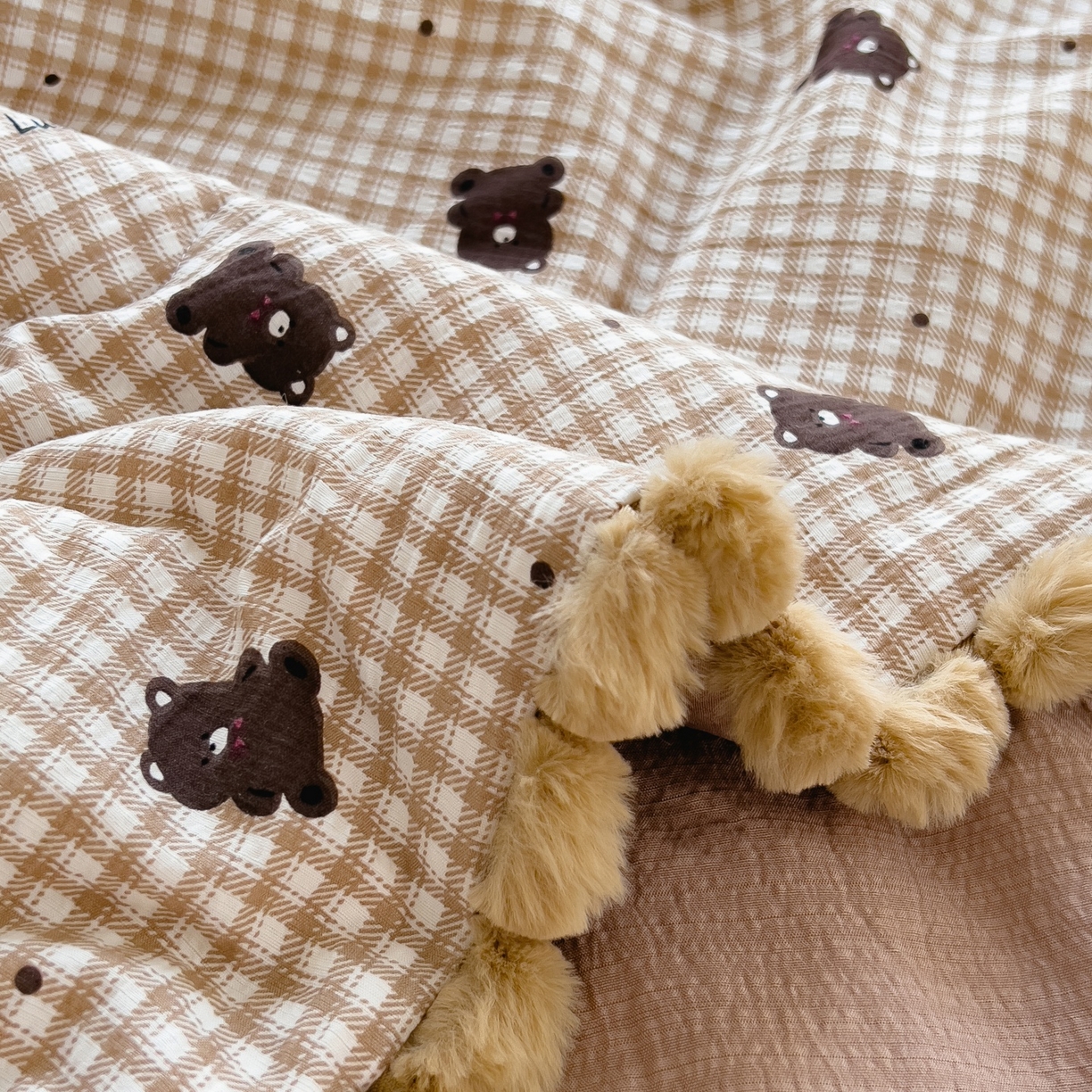 91家纺网 家纺一手货源 找家纺 梵克保罗 2026春夏新款10A抗菌毛球花边皱皱纱夏被单夏被空调被夏被四件套 乐趣