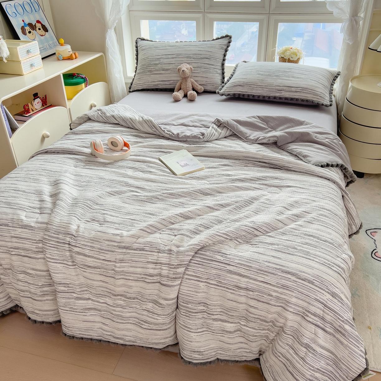 91家纺网 家纺一手货源 找家纺 梵克保罗 2026春夏新款10A抗菌毛球花边皱皱纱夏被单夏被空调被夏被四件套 素锦纹