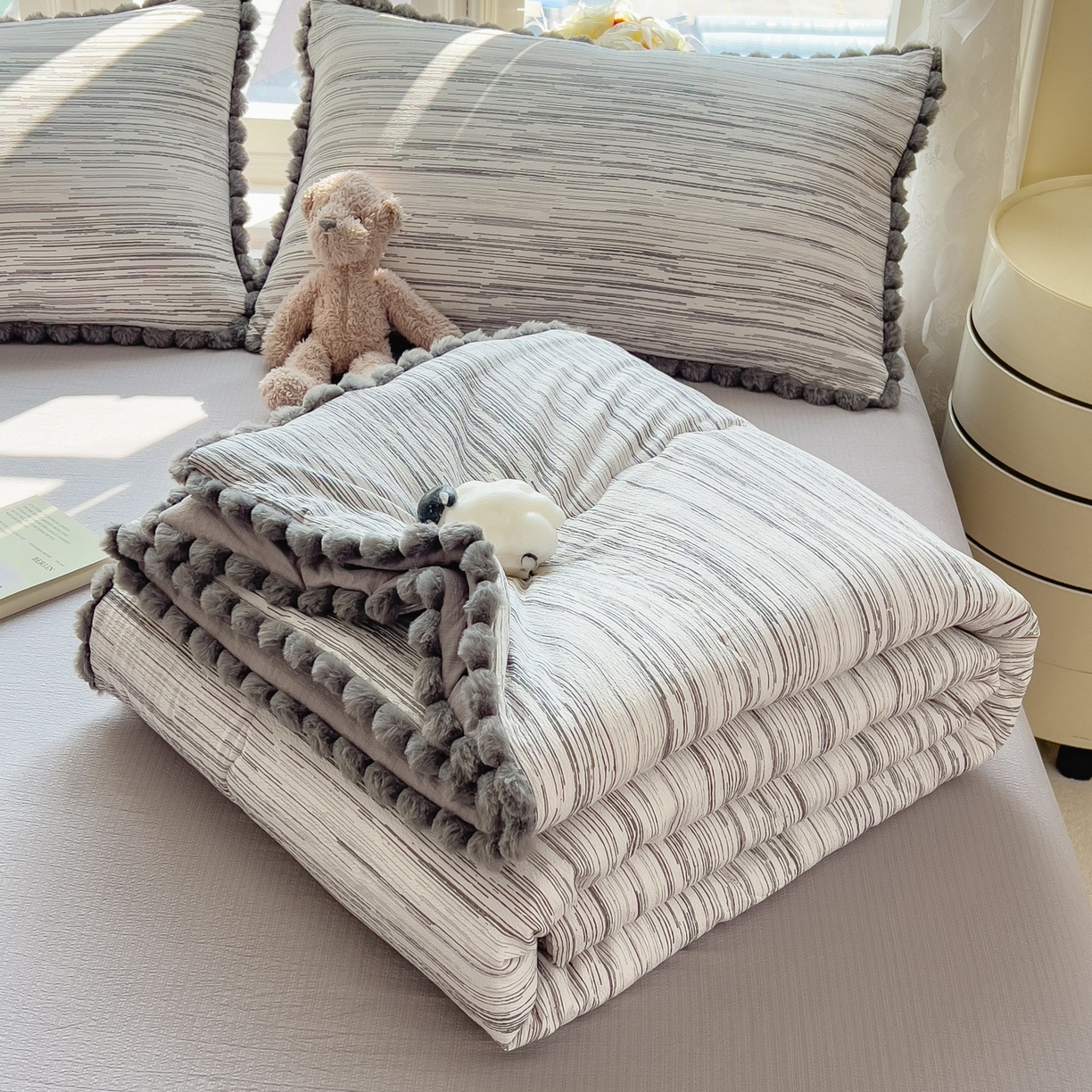 91家纺网 家纺一手货源 找家纺 梵克保罗 2026春夏新款10A抗菌毛球花边皱皱纱夏被单夏被空调被夏被四件套 素锦纹