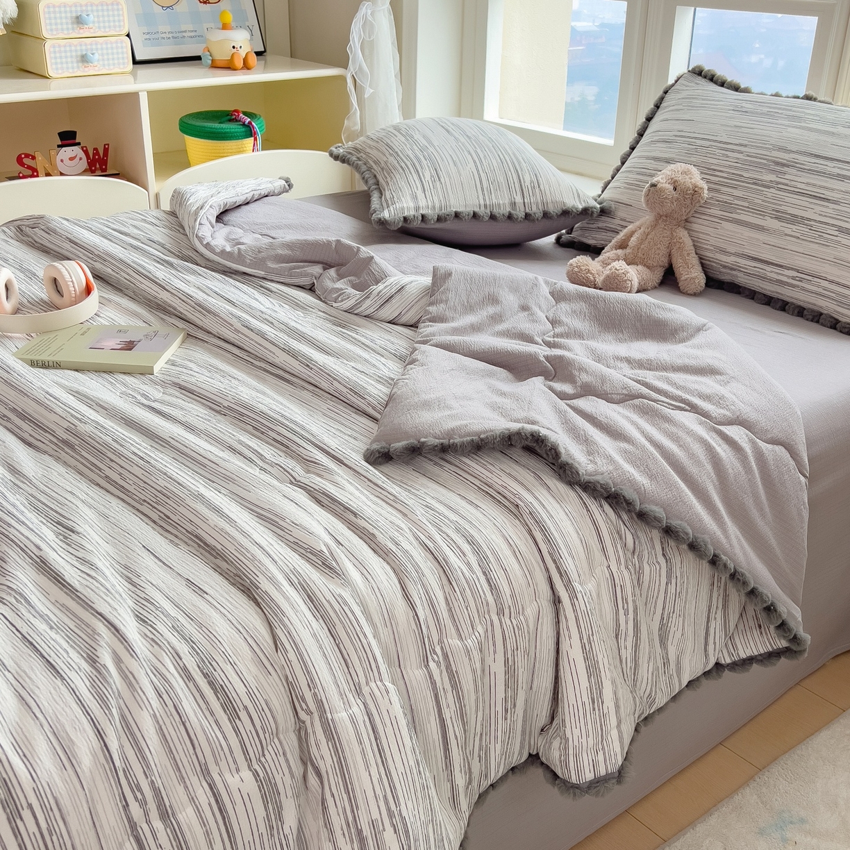 91家纺网 家纺一手货源 找家纺 梵克保罗 2026春夏新款10A抗菌毛球花边皱皱纱夏被单夏被空调被夏被四件套 素锦纹