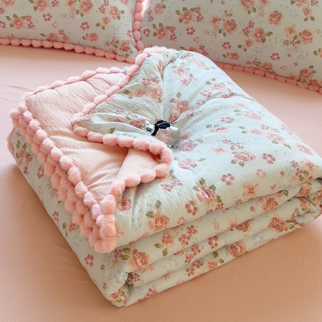 91家纺网 家纺一手货源 找家纺 梵克保罗 2026春夏新款10A抗菌毛球花边皱皱纱夏被单夏被空调被夏被四件套 沐春