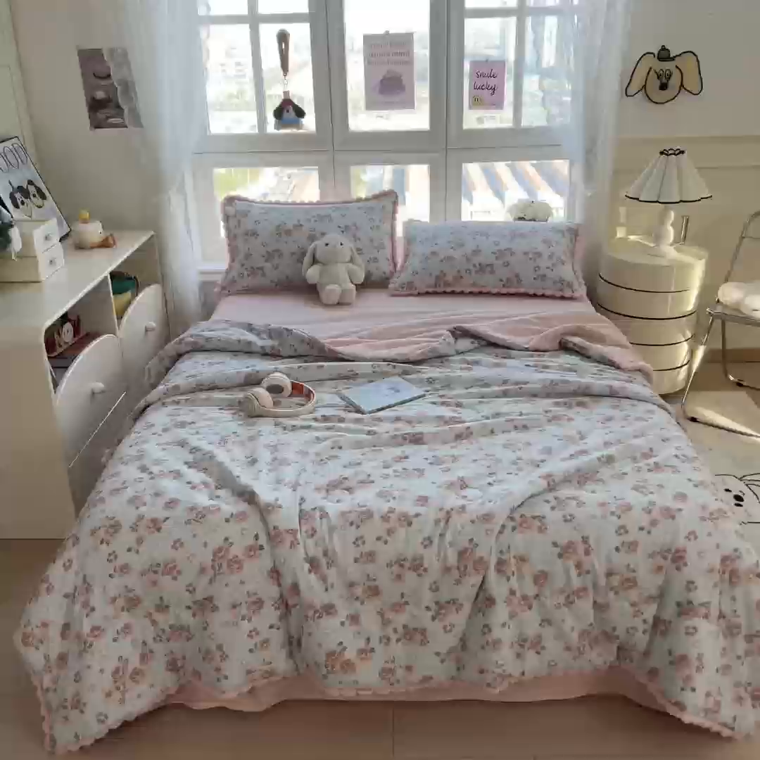 91家纺网 家纺一手货源 找家纺 梵克保罗 2026春夏新款10A抗菌毛球花边皱皱纱夏被单夏被空调被夏被四件套 沐春