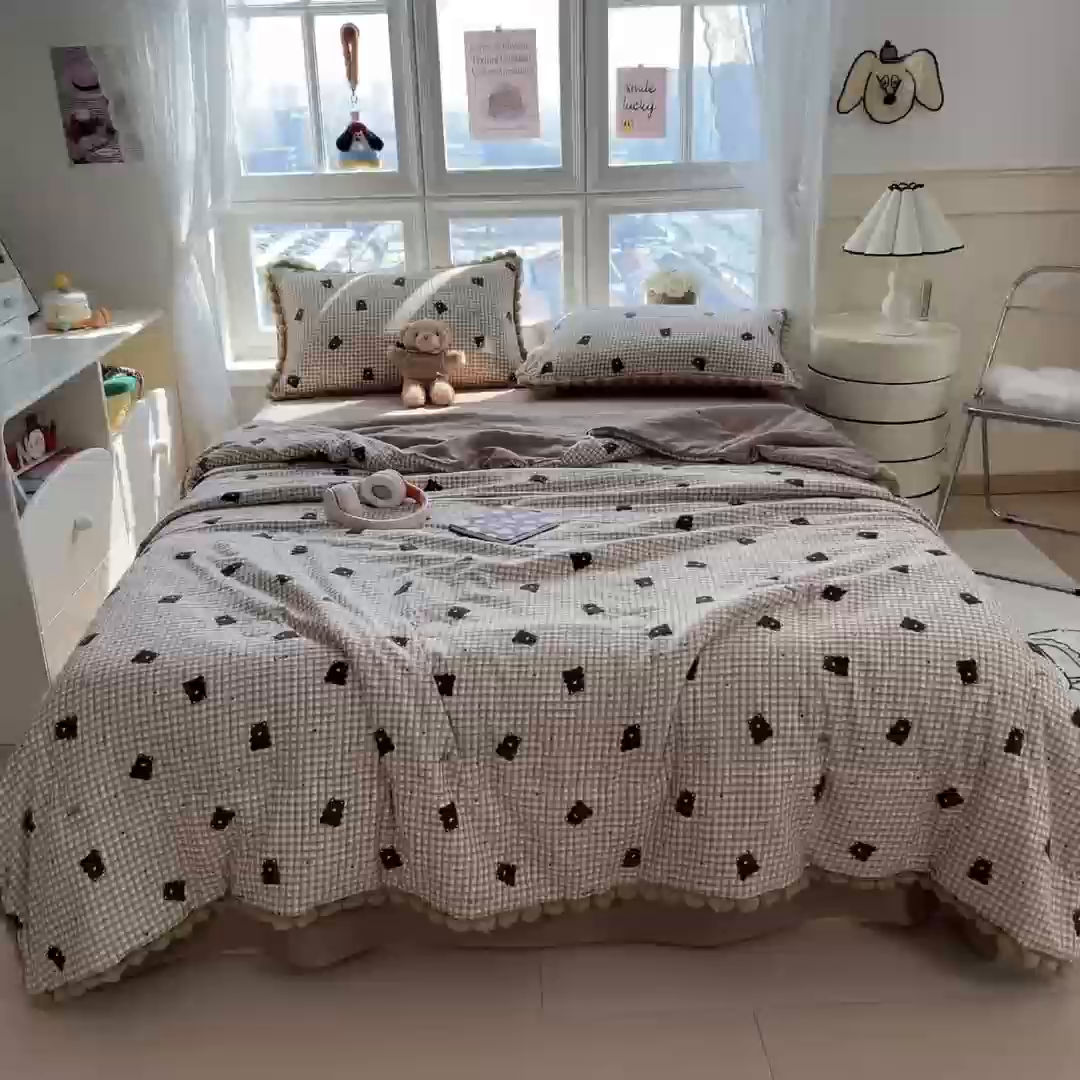 91家纺网 家纺一手货源 找家纺 梵克保罗 2026春夏新款10A抗菌毛球花边皱皱纱夏被单夏被空调被夏被四件套 乐趣
