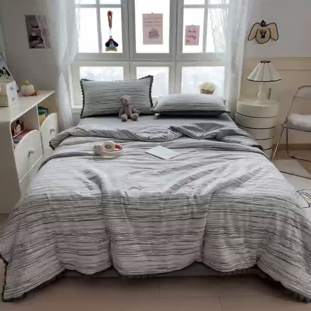 91家纺网 家纺一手货源 找家纺 梵克保罗 2026春夏新款10A抗菌毛球花边皱皱纱夏被单夏被空调被夏被四件套 素锦纹