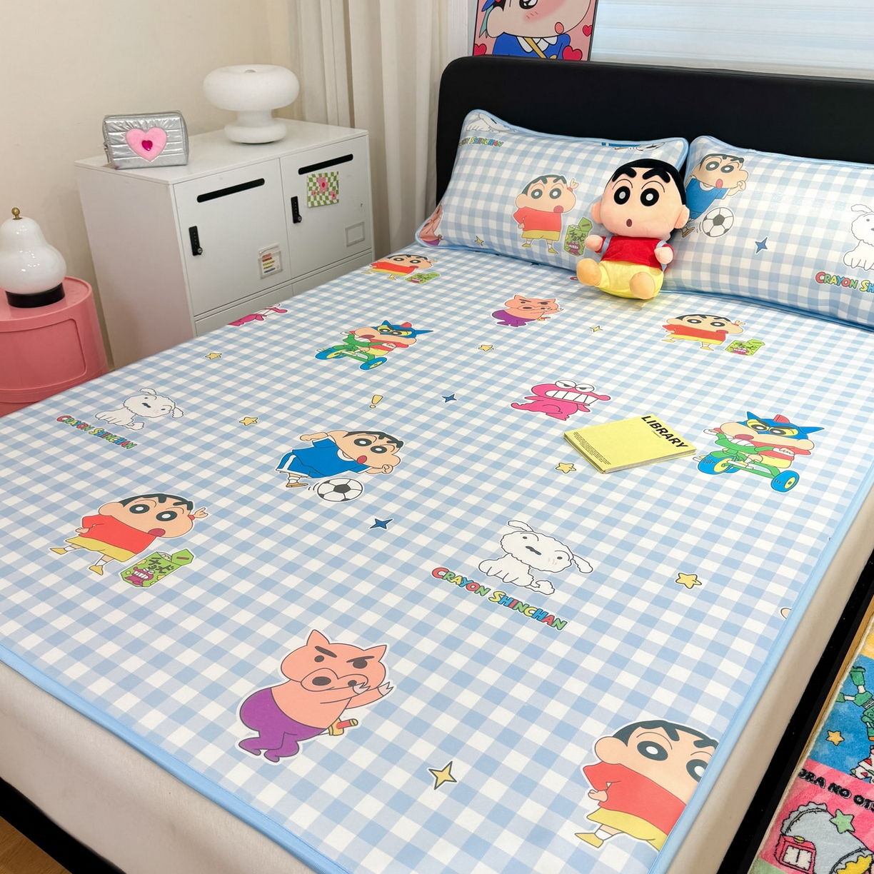 91家纺网 家纺一手货源 找家纺 博雅 2026新款蜡笔小新正版授权小冰皮小版印花凉席-平铺款 小版-蓝格蜡笔小新