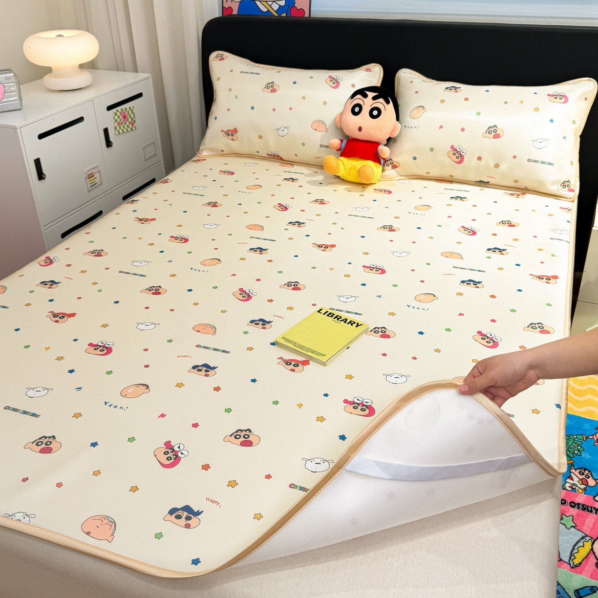 91家纺网 家纺一手货源 找家纺 博雅 2026新款蜡笔小新正版授权小冰皮小版印花凉席-平铺款 小版-彩色星星蜡笔小新