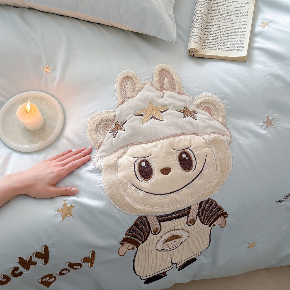 91家纺网 家纺一手货源 找家纺 优悦生活馆 2026新款全棉贴布绣四件套-幸运布布 幸运布布-蓝