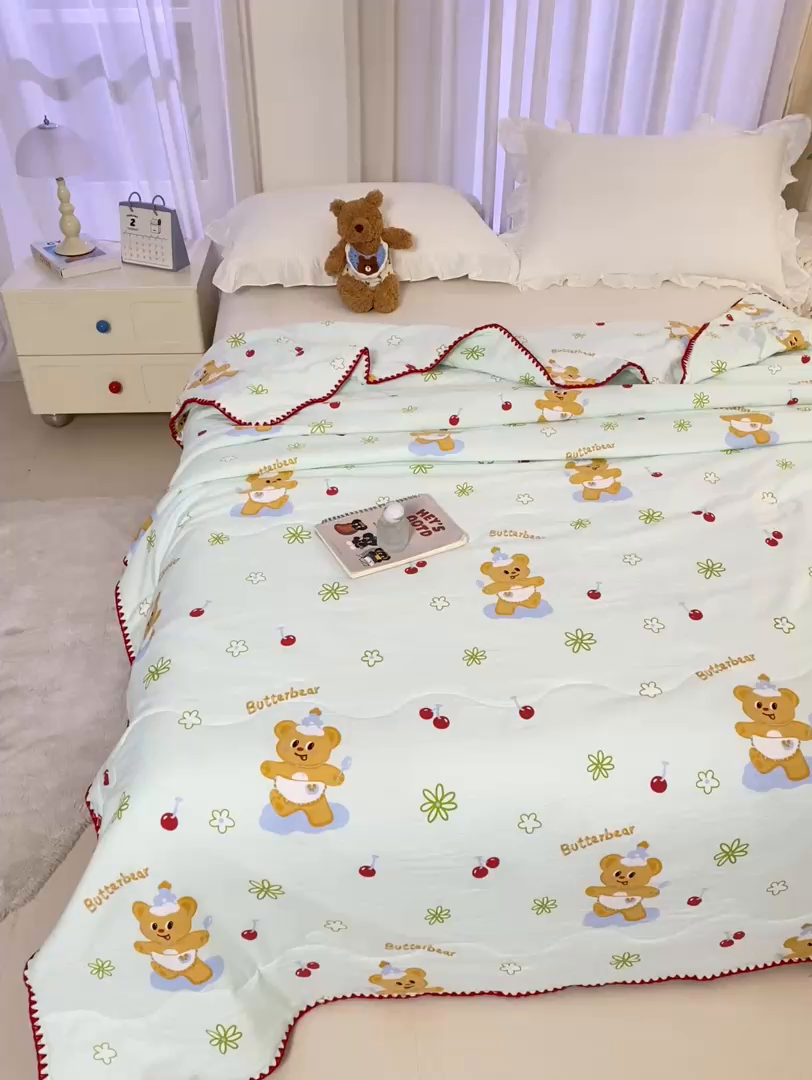 91家纺网 家纺一手货源 找家纺 爱微坊 2026新款A类水洗棉小碎花贝壳边夏被 俏皮熊