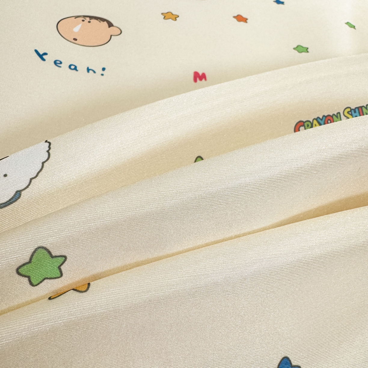 91家纺网 家纺一手货源 找家纺 博雅 2026新款蜡笔小新正版授权小冰皮小版印花凉席-平铺款 小版-彩色星星蜡笔小新