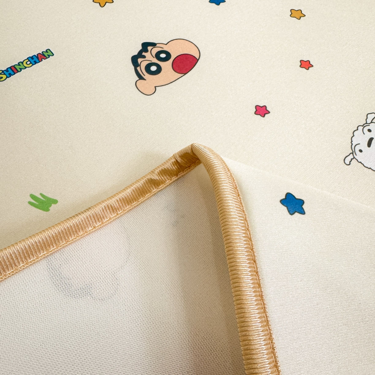 91家纺网 家纺一手货源 找家纺 博雅 2026新款蜡笔小新正版授权小冰皮小版印花凉席-平铺款 小版-彩色星星蜡笔小新