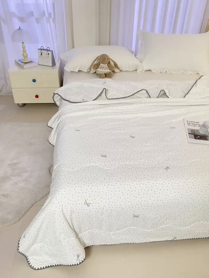 91家纺网 家纺一手货源 找家纺 爱微坊 2026新款A类水洗棉小碎花贝壳边夏被 蝴蝶结
