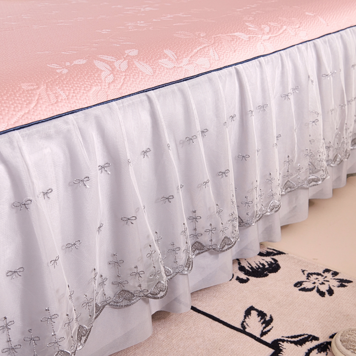 91家纺网 家纺一手货源 找家纺 （总）梵克保罗 2026春夏新款高分子复合凉感提花蕾丝双层床裙款凉席三件套花语系列