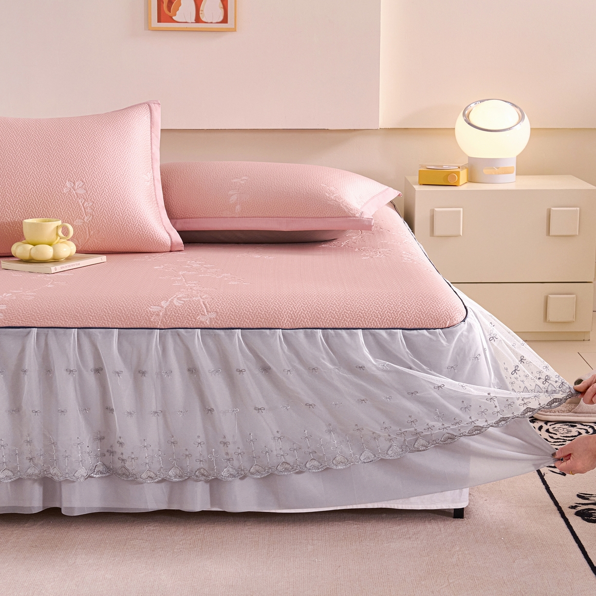 91家纺网 家纺一手货源 找家纺 （总）梵克保罗 2026春夏新款高分子复合凉感提花蕾丝双层床裙款凉席三件套花语系列