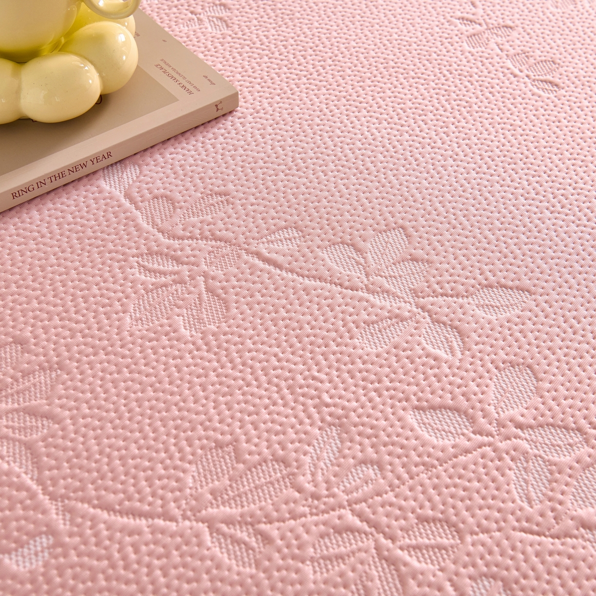 91家纺网 家纺一手货源 找家纺 （总）梵克保罗 2026春夏新款高分子复合凉感提花蕾丝双层床裙款凉席三件套花语系列