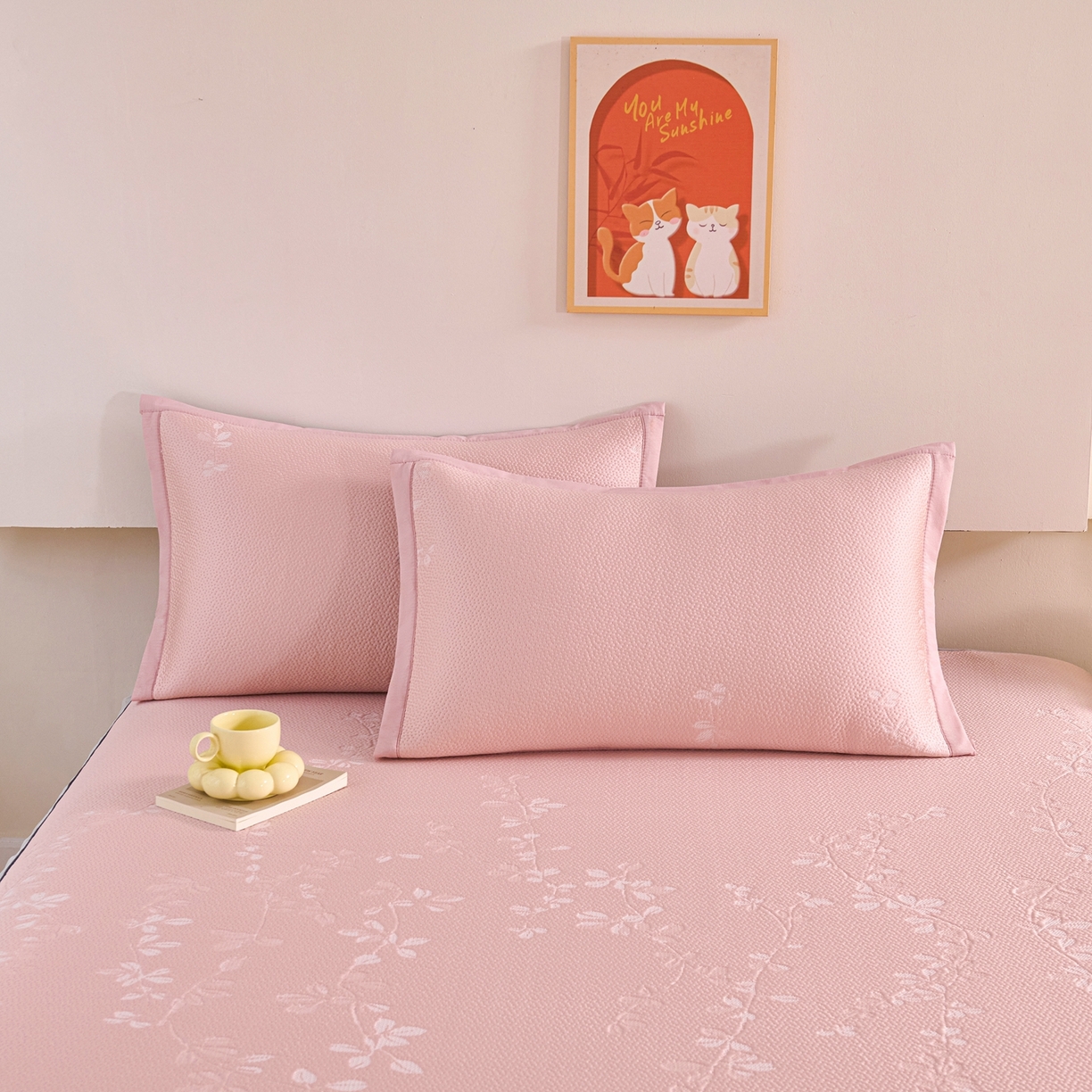 91家纺网 家纺一手货源 找家纺 梵克保罗 2026春夏新款高分子复合凉感提花蕾丝双层床裙款凉席三件套花语系列 床裙花语-粉