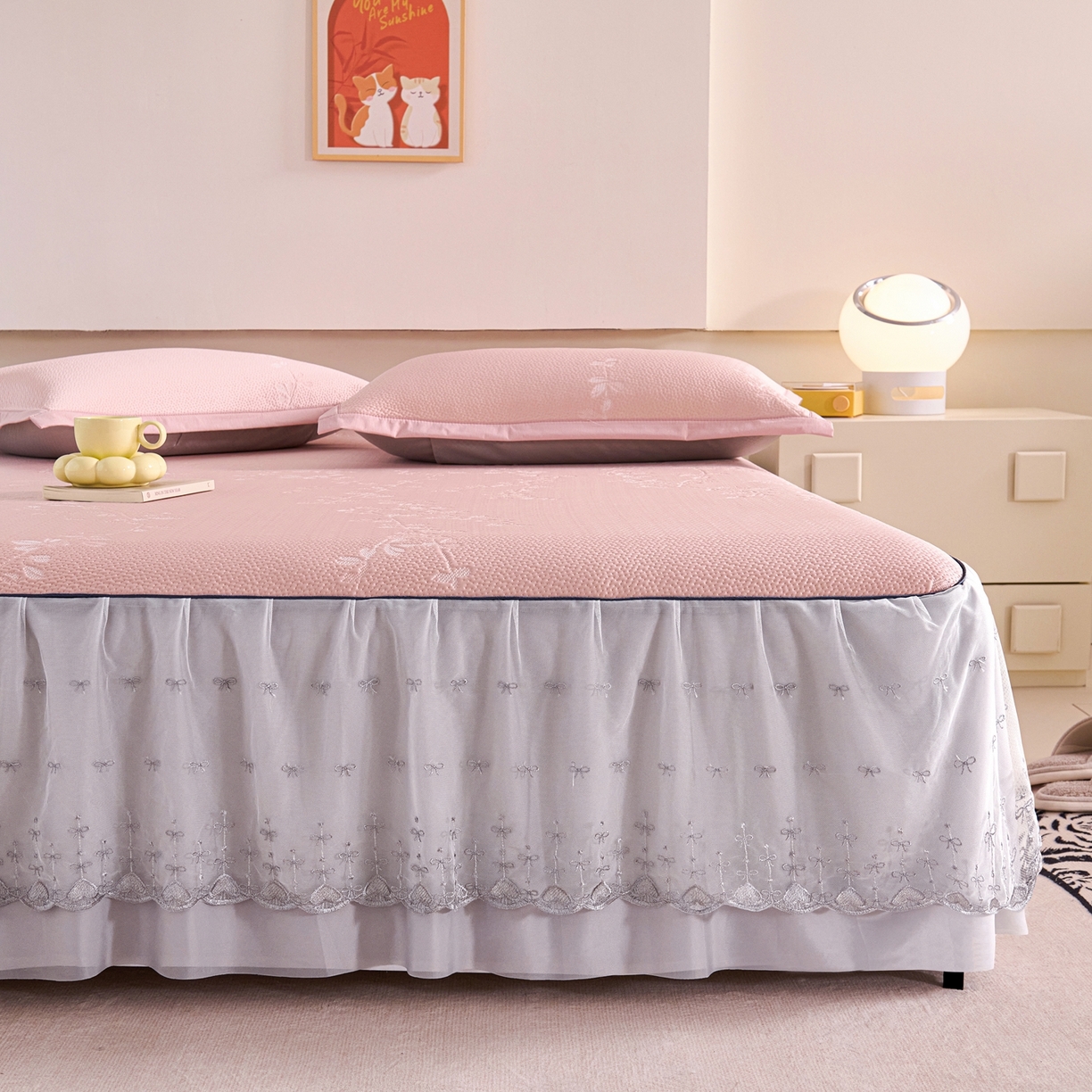 91家纺网 家纺一手货源 找家纺 梵克保罗 2026春夏新款高分子复合凉感提花蕾丝双层床裙款凉席三件套花语系列 床裙花语-粉