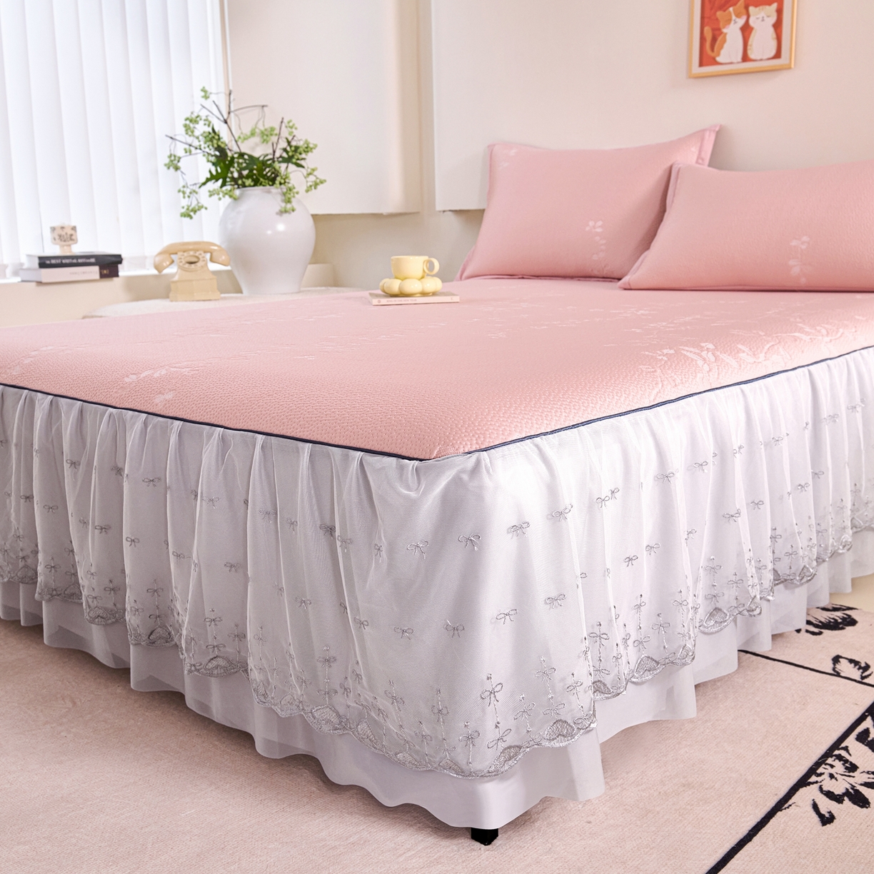 91家纺网 家纺一手货源 找家纺 梵克保罗 2026春夏新款高分子复合凉感提花蕾丝双层床裙款凉席三件套花语系列 床裙花语-粉