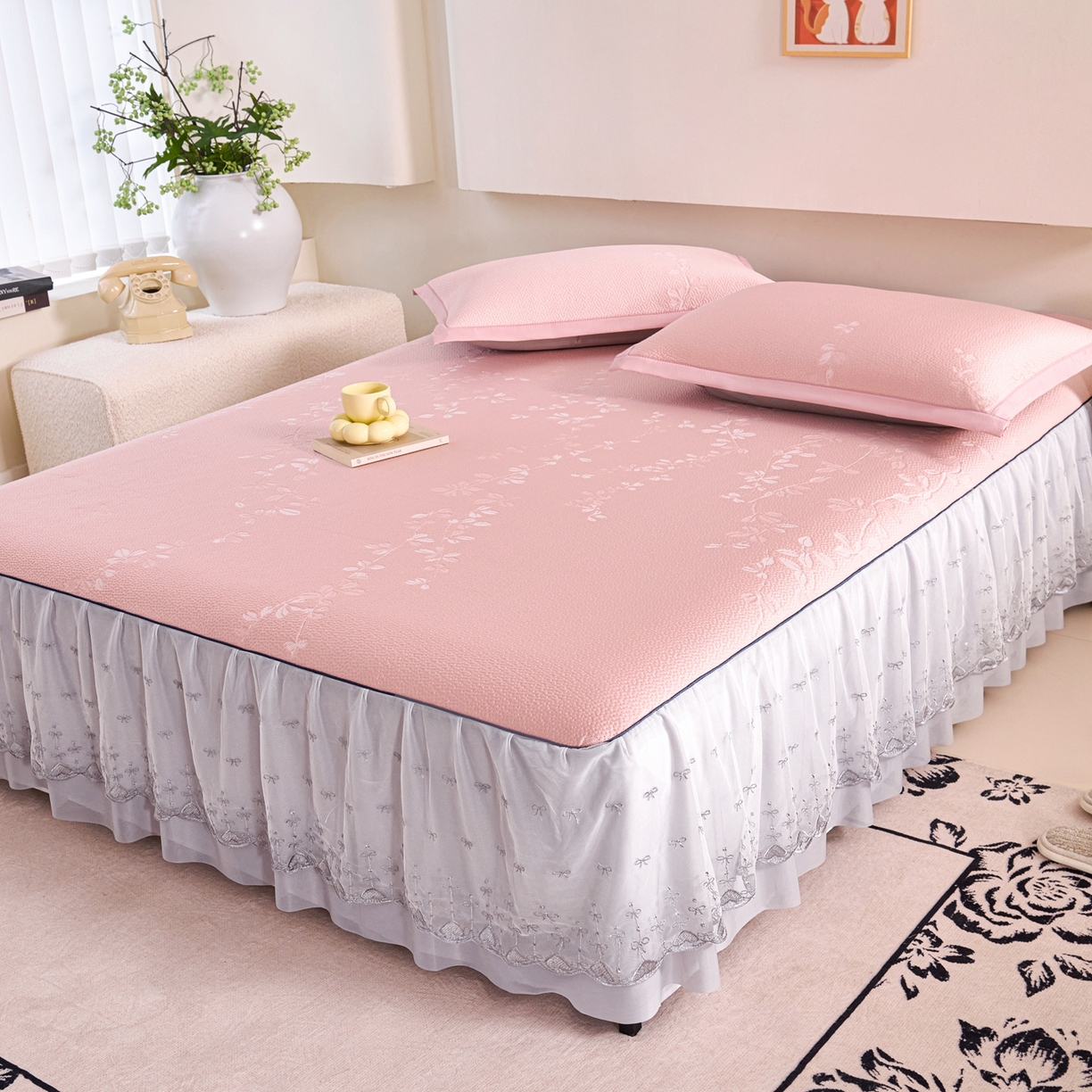 91家纺网 家纺一手货源 找家纺 梵克保罗 2026春夏新款高分子复合凉感提花蕾丝双层床裙款凉席三件套花语系列 床裙花语-粉