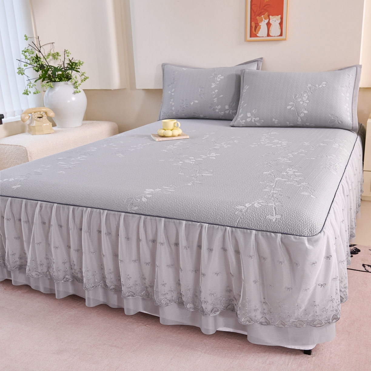 91家纺网 家纺一手货源 找家纺 梵克保罗 2026春夏新款高分子复合凉感提花蕾丝双层床裙款凉席三件套花语系列 床裙花语-灰