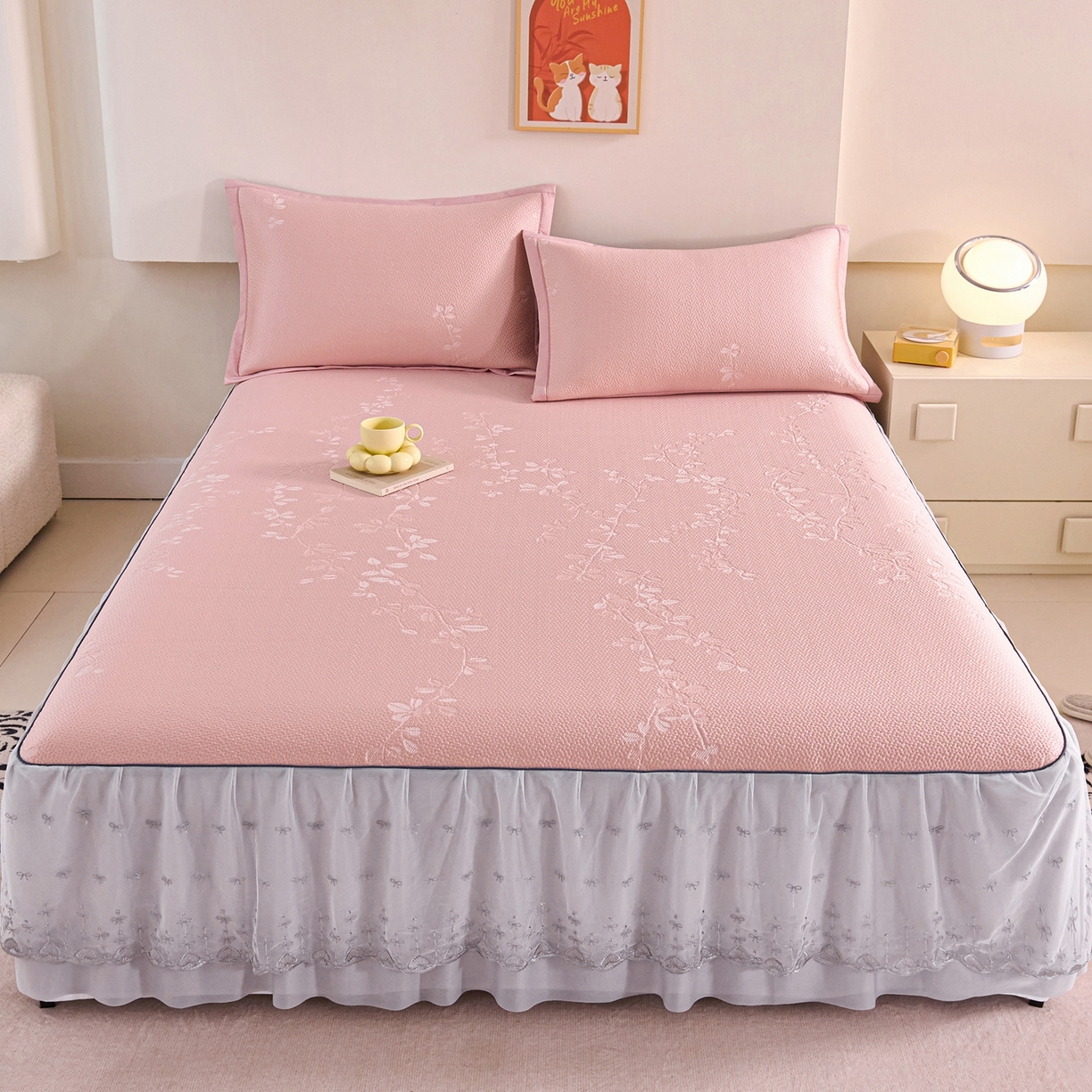 91家纺网 家纺一手货源 找家纺 梵克保罗 2026春夏新款高分子复合凉感提花蕾丝双层床裙款凉席三件套花语系列 床裙花语-粉