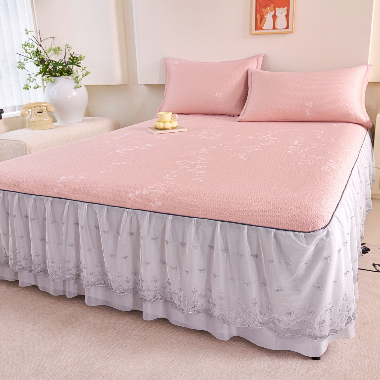 91家纺网 家纺一手货源 找家纺 梵克保罗 2026春夏新款高分子复合凉感提花蕾丝双层床裙款凉席三件套花语系列 床裙花语-粉