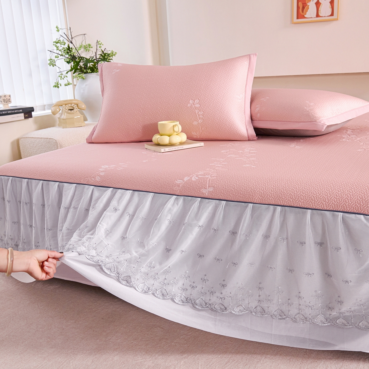 91家纺网 家纺一手货源 找家纺 梵克保罗 2026春夏新款高分子复合凉感提花蕾丝双层床裙款凉席三件套花语系列 床裙花语-粉