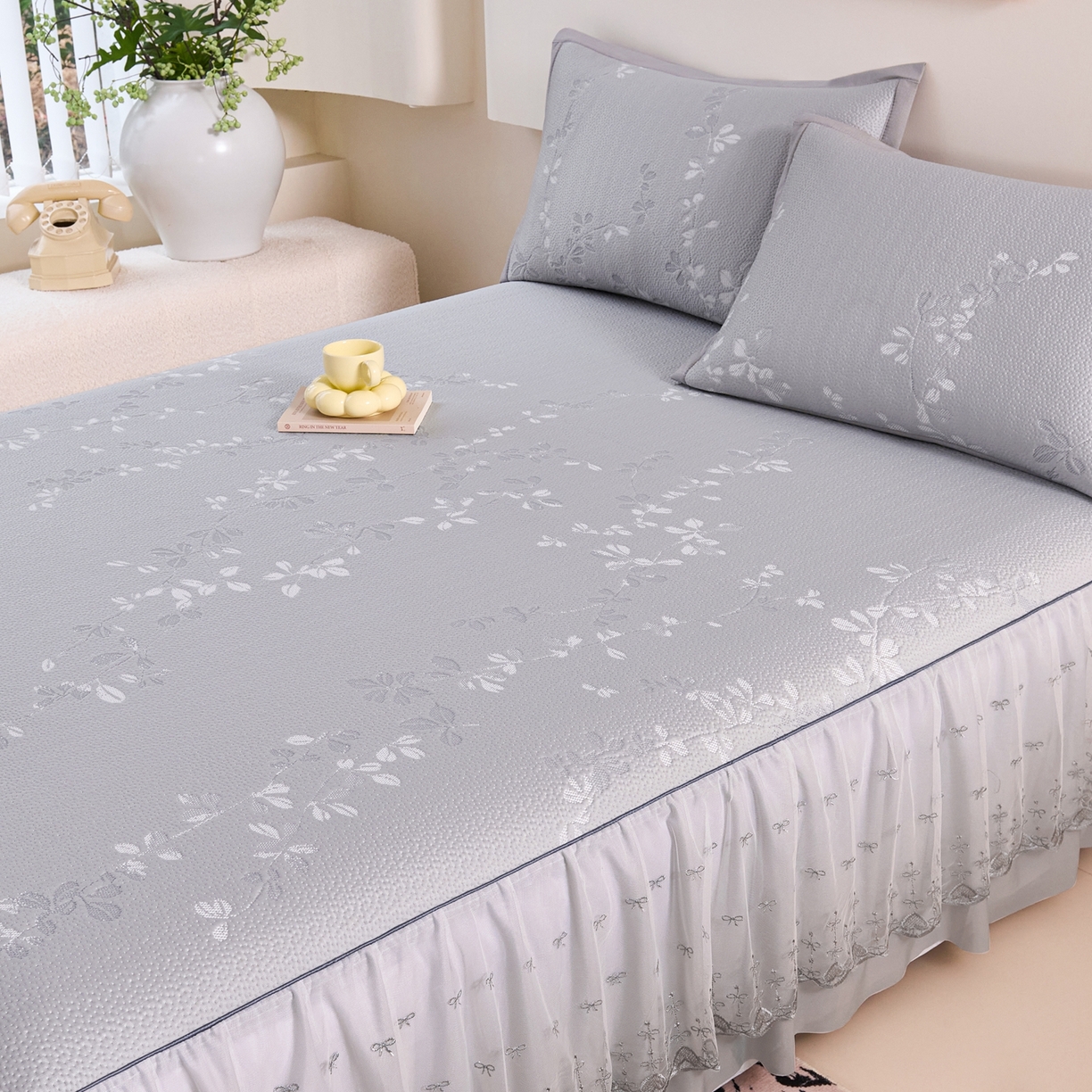 91家纺网 家纺一手货源 找家纺 梵克保罗 2026春夏新款高分子复合凉感提花蕾丝双层床裙款凉席三件套花语系列 床裙花语-灰