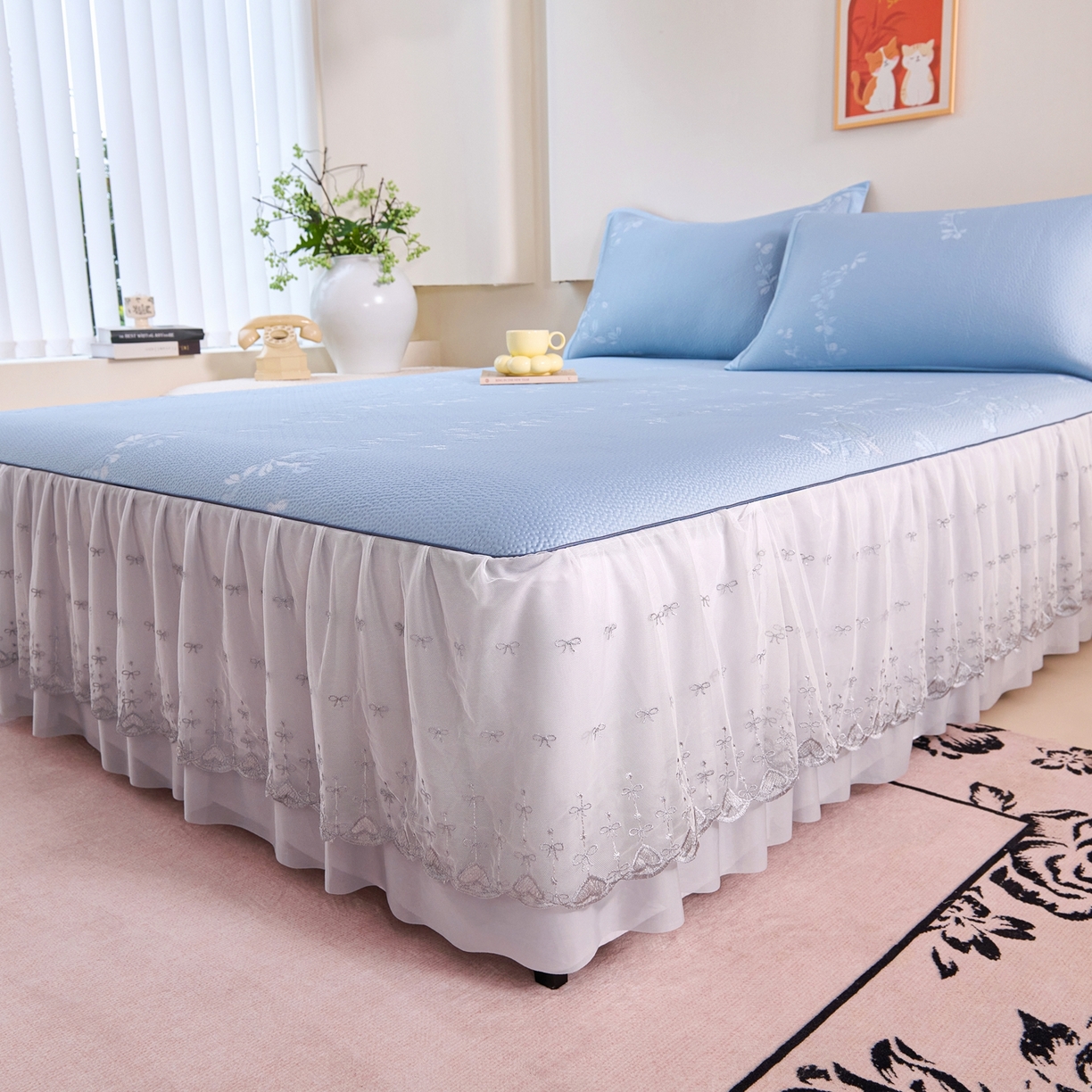 91家纺网 家纺一手货源 找家纺 梵克保罗 2026春夏新款高分子复合凉感提花蕾丝双层床裙款凉席三件套花语系列 床裙花语-蓝