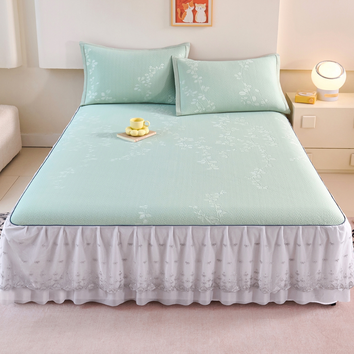 91家纺网 家纺一手货源 找家纺 梵克保罗 2026春夏新款高分子复合凉感提花蕾丝双层床裙款凉席三件套花语系列 床裙花语-绿