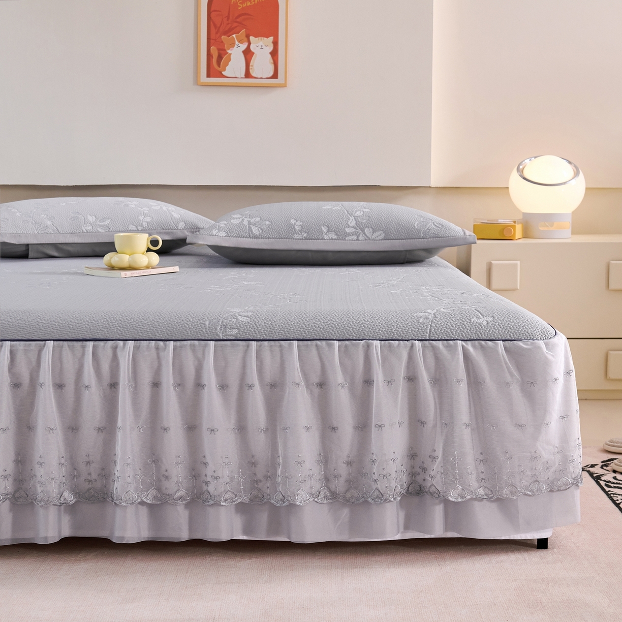 91家纺网 家纺一手货源 找家纺 梵克保罗 2026春夏新款高分子复合凉感提花蕾丝双层床裙款凉席三件套花语系列 床裙花语-灰