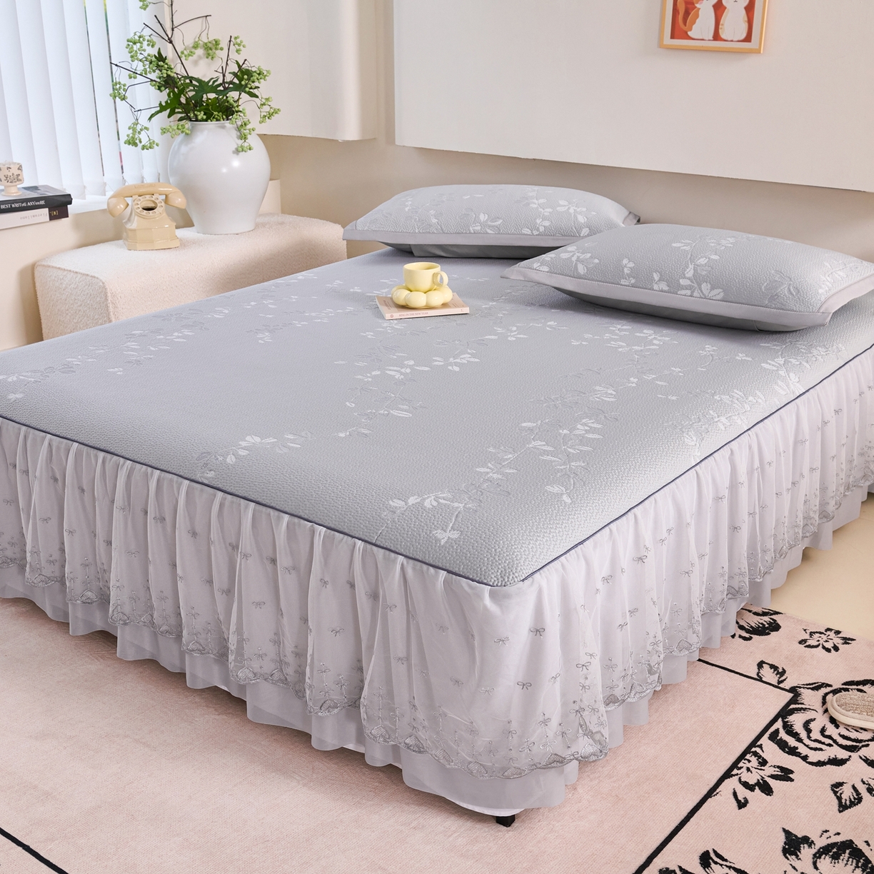 91家纺网 家纺一手货源 找家纺 梵克保罗 2026春夏新款高分子复合凉感提花蕾丝双层床裙款凉席三件套花语系列 床裙花语-灰