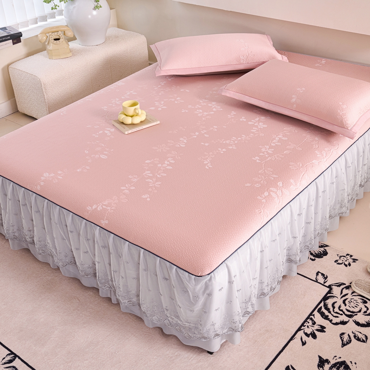 91家纺网 家纺一手货源 找家纺 梵克保罗 2026春夏新款高分子复合凉感提花蕾丝双层床裙款凉席三件套花语系列 床裙花语-粉