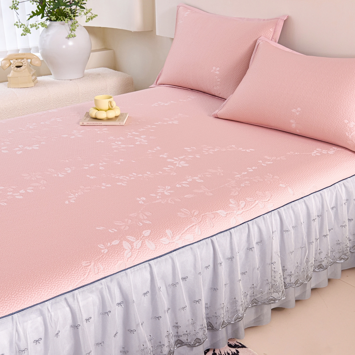 91家纺网 家纺一手货源 找家纺 梵克保罗 2026春夏新款高分子复合凉感提花蕾丝双层床裙款凉席三件套花语系列 床裙花语-粉