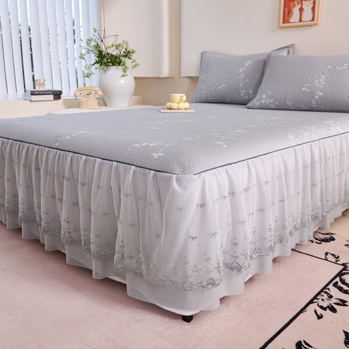 91家纺网 家纺一手货源 找家纺 梵克保罗 2026春夏新款高分子复合凉感提花蕾丝双层床裙款凉席三件套花语系列 床裙花语-灰