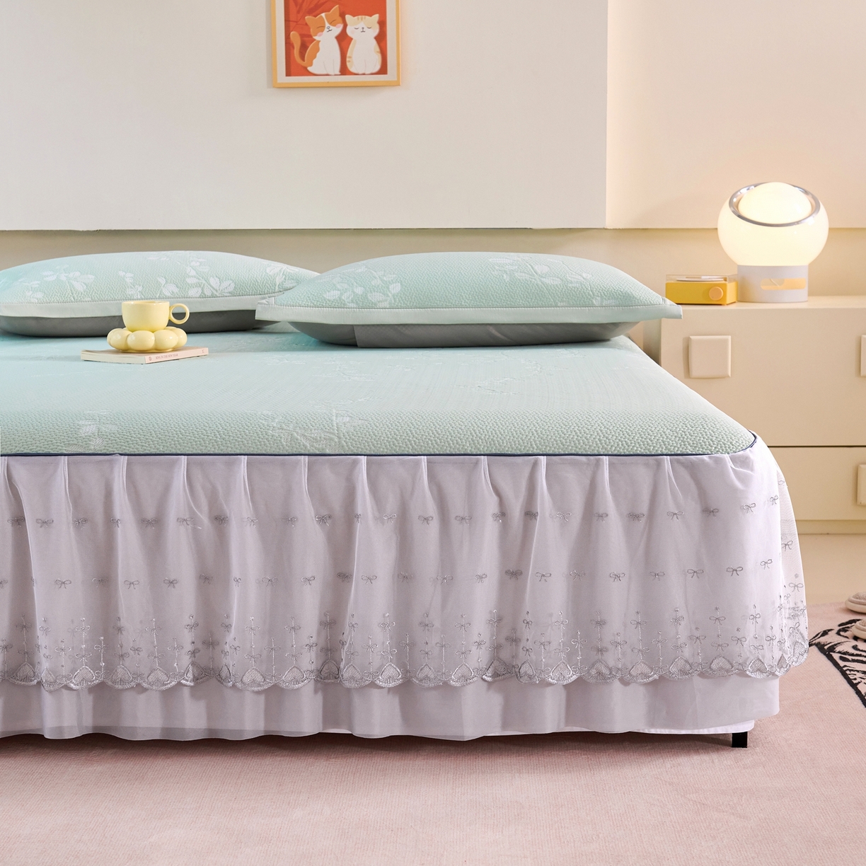 91家纺网 家纺一手货源 找家纺 梵克保罗 2026春夏新款高分子复合凉感提花蕾丝双层床裙款凉席三件套花语系列 床裙花语-绿