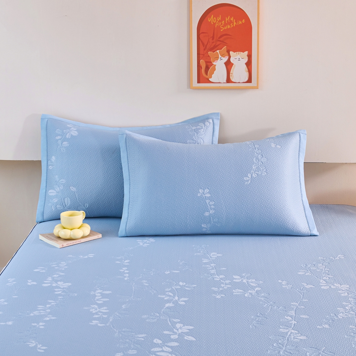 91家纺网 家纺一手货源 找家纺 梵克保罗 2026春夏新款高分子复合凉感提花蕾丝双层床裙款凉席三件套花语系列 床裙花语-蓝