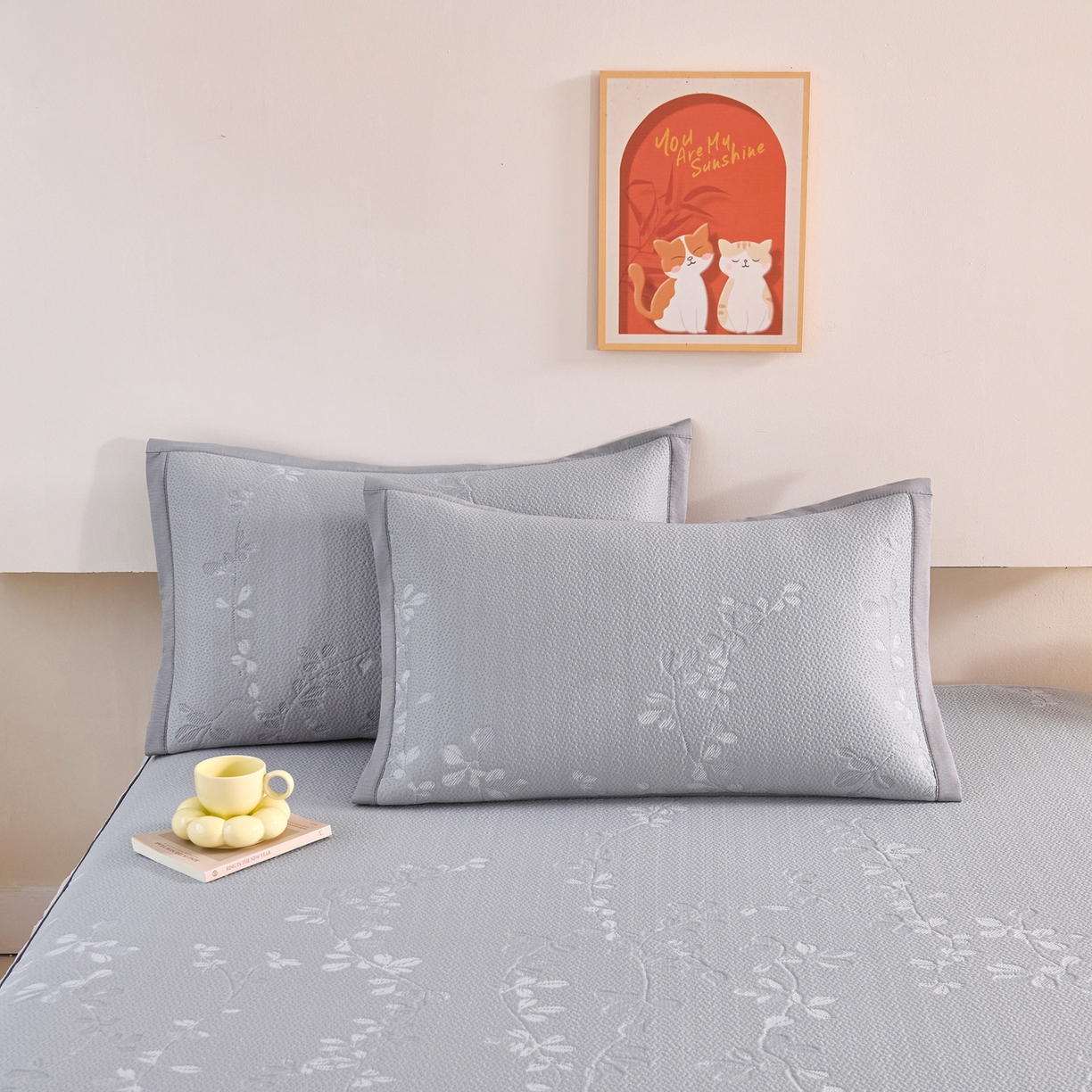 91家纺网 家纺一手货源 找家纺 梵克保罗 2026春夏新款高分子复合凉感提花蕾丝双层床裙款凉席三件套花语系列 床裙花语-灰