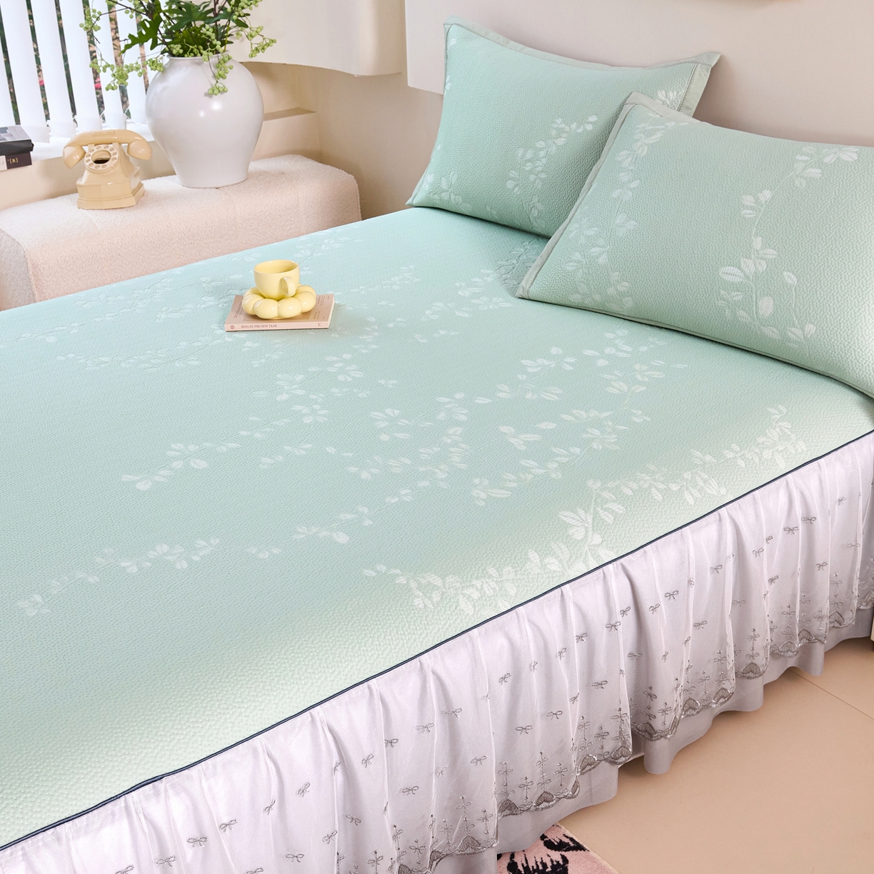 91家纺网 家纺一手货源 找家纺 梵克保罗 2026春夏新款高分子复合凉感提花蕾丝双层床裙款凉席三件套花语系列 床裙花语-绿