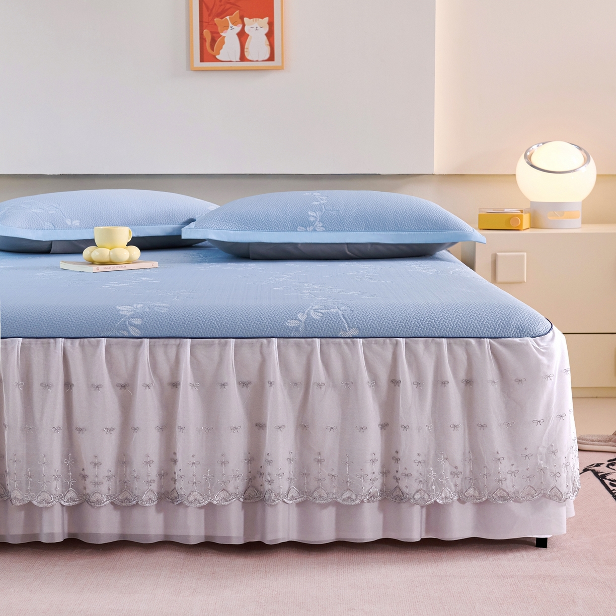 91家纺网 家纺一手货源 找家纺 梵克保罗 2026春夏新款高分子复合凉感提花蕾丝双层床裙款凉席三件套花语系列 床裙花语-蓝