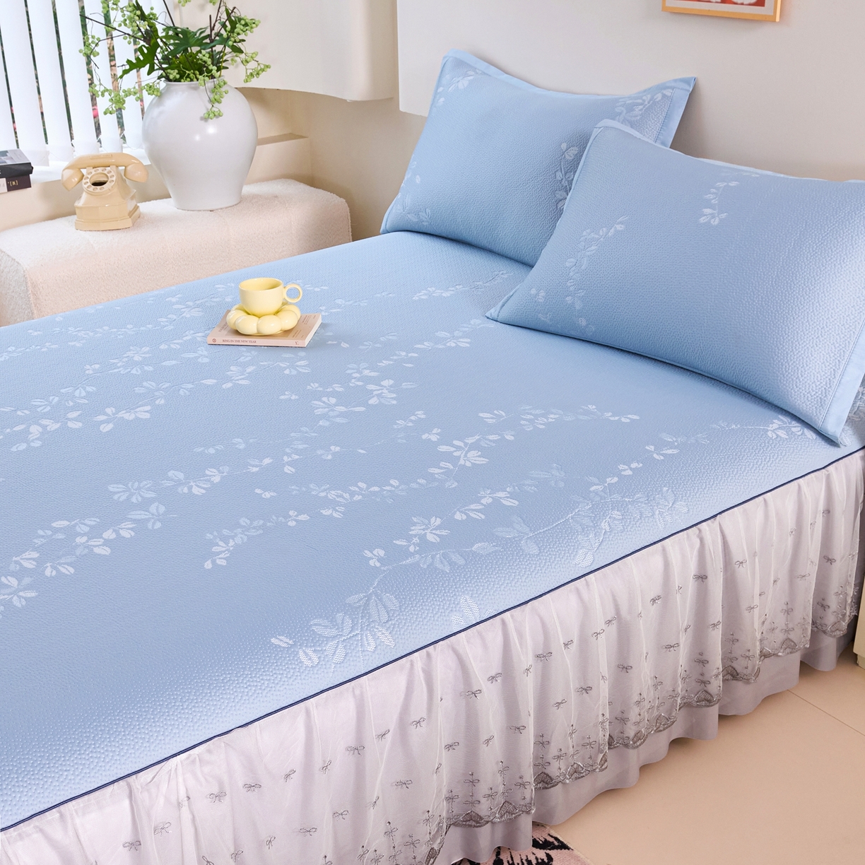 91家纺网 家纺一手货源 找家纺 梵克保罗 2026春夏新款高分子复合凉感提花蕾丝双层床裙款凉席三件套花语系列 床裙花语-蓝